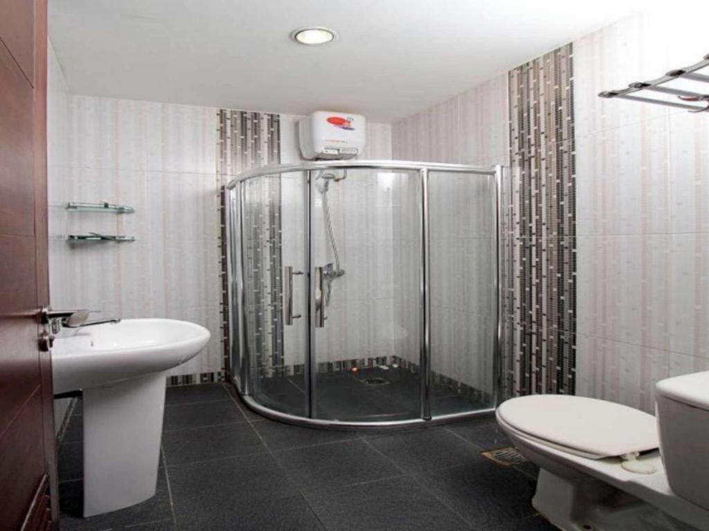 Hotel Golden Sky Pluit Джакарта Экстерьер фото