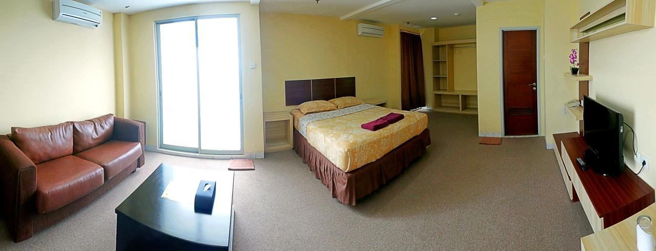 Hotel Golden Sky Pluit Джакарта Экстерьер фото