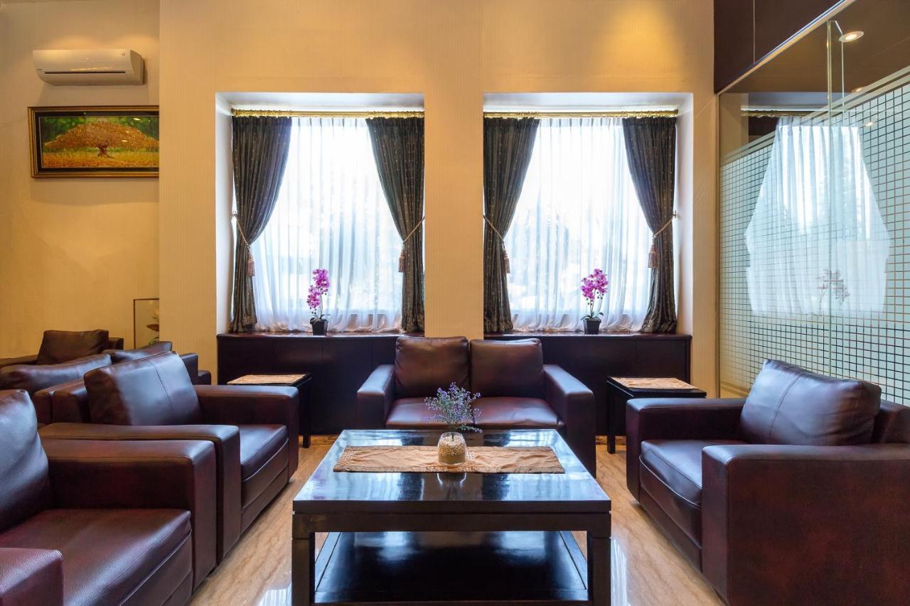 Hotel Golden Sky Pluit Джакарта Экстерьер фото