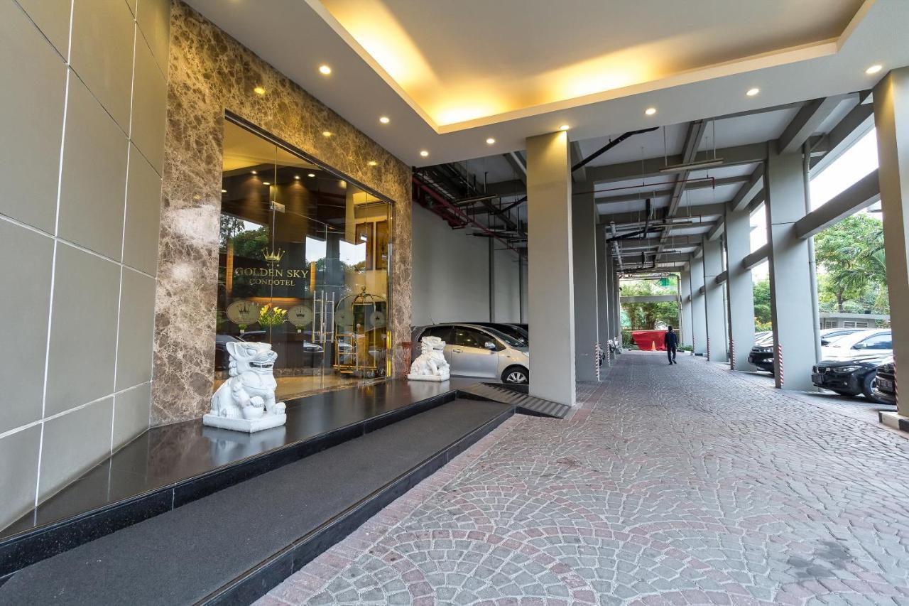 Hotel Golden Sky Pluit Джакарта Экстерьер фото
